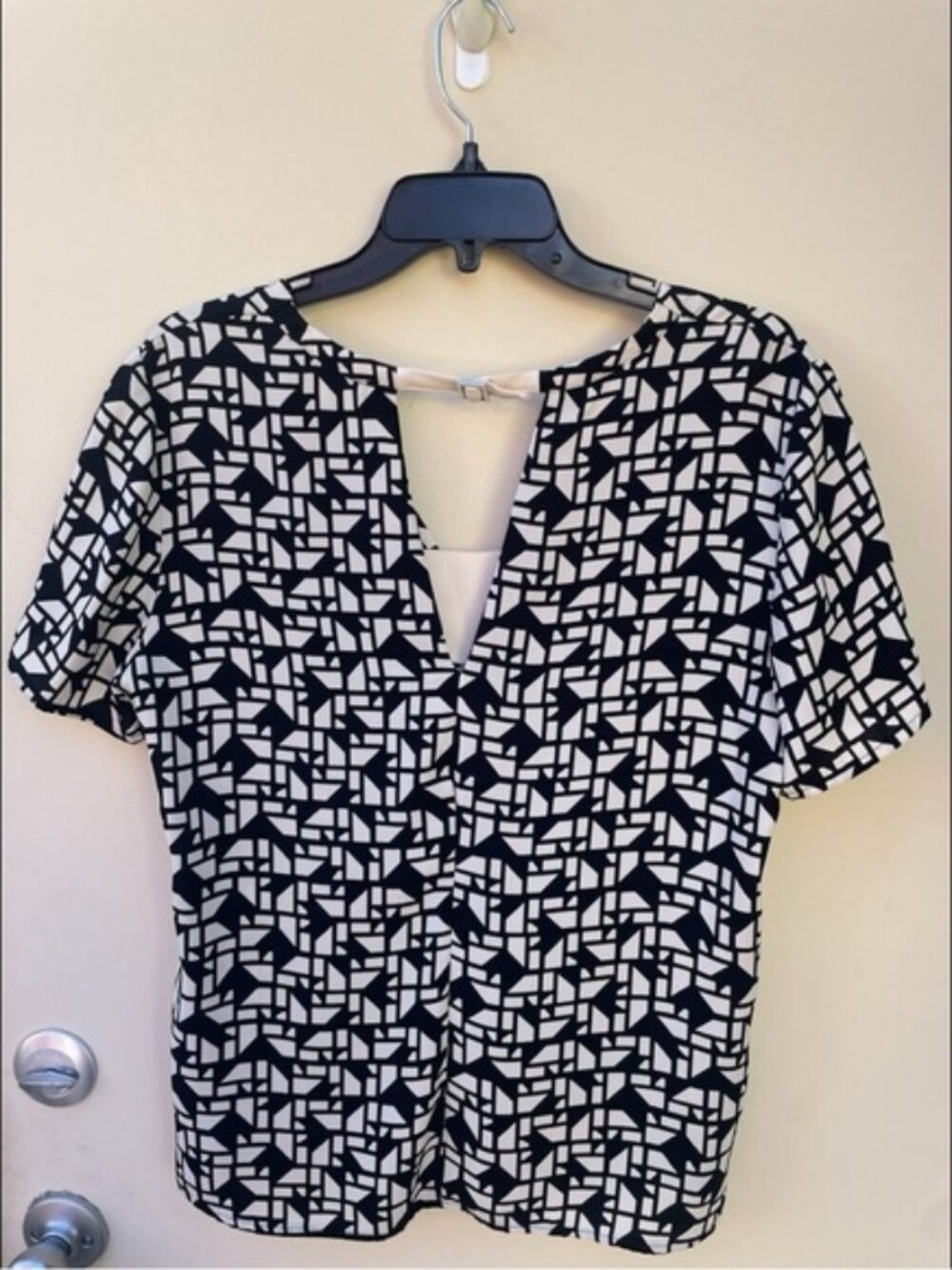 Zara Basic Black & White Geometric Abstract Print Cutout V-Back Blouse L